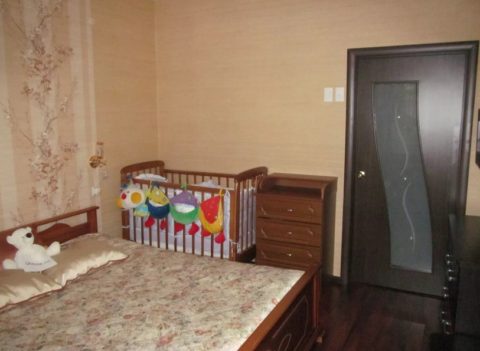 Рядом с ребенком отсутствуют любые внешние раздражители