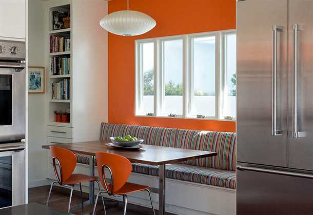 Преимущества встроенного дивана