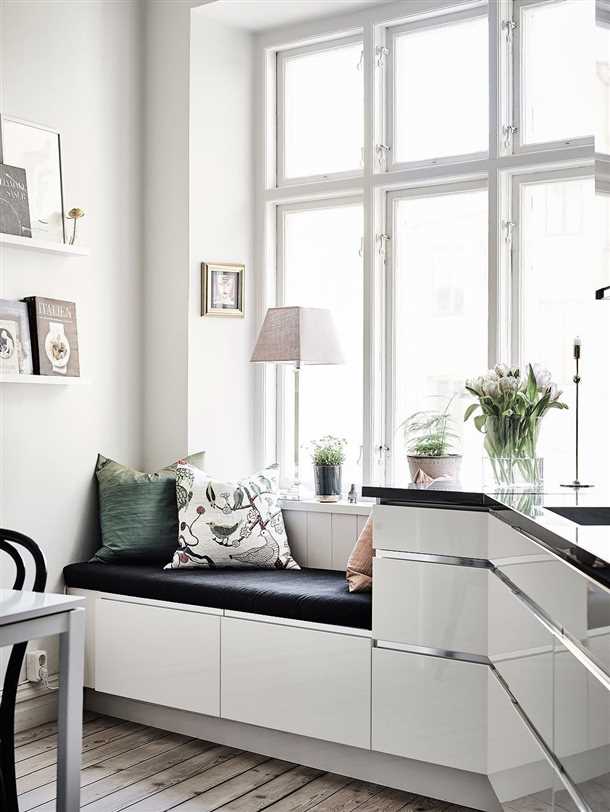 Отличная и практичная идея - встроенный диван на кухне создает комфорт и функциональность, открывая новые возможности для уютного времяпрепровождения и оптимизации пространства Встроенный диван на кухне